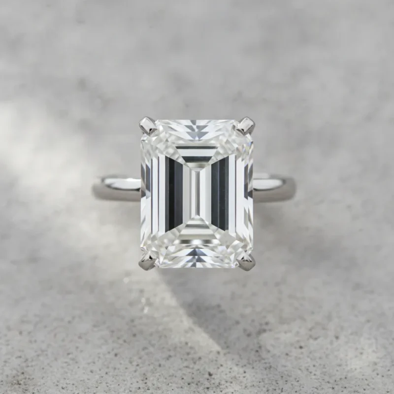 Diamant taille émeraude sur bague de fiançailles 2026 - diamant taille emeraude bague