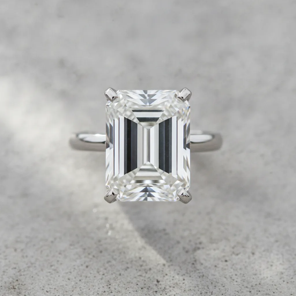 Diamant taille émeraude sur bague de fiançailles 2026 - diamant taille emeraude bague